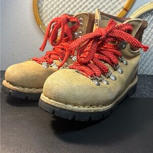 Kinney Colorado Lace Up Boots with Red Laces vintage